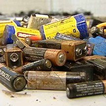 Saiba por que é perigoso descartar pilhas no lixo comum - Reprodução de vídeo Globoplay