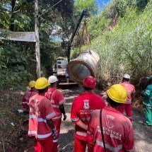 Sob protestos de moradores, rua de BH é interditada por risco geológico - Édesio Ferreira/EM