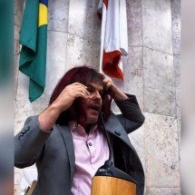 Adrilles usa batom e peruca para criticar projeto contra misoginia