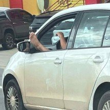 Motorista dirige com pé para fora da janela na Via Expressa de Contagem - Edesio Ferreira/E.M/D.A. Press