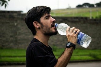 Desidratação: 9 sinais silenciosos que seu corpo dá antes da sede