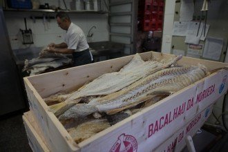 Do mar à mesa: veja os bastidores da produção de pratos com bacalhau