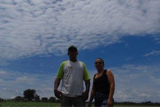 Jos&eacute; Alves de Souza, o Z&eacute; Brasil, com a mulher, Azeli Antunes de Souza. Ele saiu de casa, fugindo da seca. Voltou e planta algod&atilde;o com alta tecnologia -  (crédito: Luiz Ribeiro / EM / D.A Press)