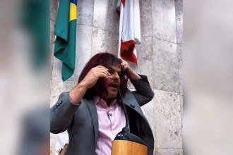 Vereador passa batom e usa peruca para criticar PL da Misoginia -  (crédito: Reprodu&ccedil;&atilde;o/Redes sociais)
