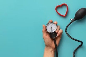 A hipertensão pode sobrecarregar o coração, fazendo com que o organismo trabalhe muito mais para bombear o sangue -  (crédito: FreePik)