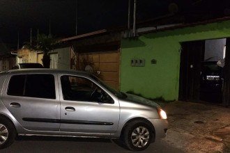 Ela foi até a casa da vítima e, como não foi atendida, bateu o carro contra o portão do imóvel -  (crédito: PMMG/Reprodução)