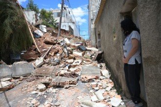 Ao todo, quatro imóveis foram envolvidos e ficaram bastante danificados -  (crédito: Leandro Couri/EM/D.A Press)