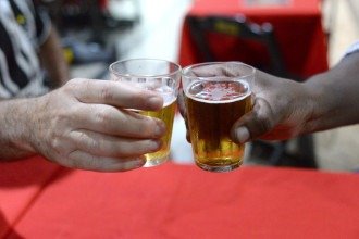 A saideira pode ser a nossa resistência poética contra o fim da noite e contra a rigidez do tempo produtivo -  (crédito: Túlio Santos/EM/D.A Press)