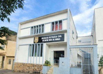 Na foto, a fachada da Delegacia de Polícia Civil de Entre Rios de Minas, cidade vizinha de Jeceaba, na Região Central, onde a apuração do crime está sendo realizada -  (crédito: Divulgação/PCMG)