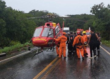 Sargento ferido em acidente em Mirabela foi transportado de helicóptero ate Montes Claros -  (crédito: Corpo de Bombeiros/divulgação)