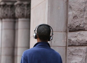 Desse modo, a empresa BrDynamic lançou os primeiros fones de ouvido comerciais, mais leves e portáteis, algo que contribuiu para a expansão deste objeto no mercado. -  (crédito: Pixabay )