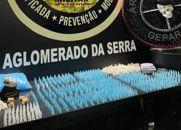 Polícia Militar apreendeu 1 mil pinos de cocaína, 571 pedras de crack, além de drogas não fracionadas e três balanças de precisão -  (crédito: Divulgação/PMMG)