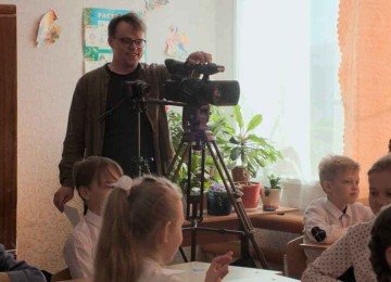 O professor Pavel Talankin, diretor de 'Um Z&eacute; Ningu&eacute;m contra Putin', com sua c&acirc;mera e seus alunos na escola prim&aacute;ria de Karabash

 -  (crédito: Pavel Talankin/divulga&ccedil;&atilde;o)