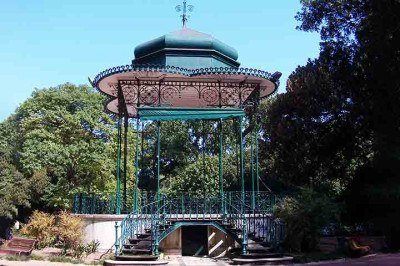 Os coretos existem em vários lugares como estruturas arquitetônicas destinadas a apresentações musicais, especialmente em praças públicas. São comuns em cidades com forte tradição cultural e eventos ao ar livre. -  (crédito: João Carvalho/Wikimédia Commons)