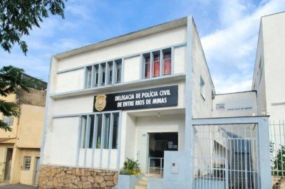 Na foto, a fachada da Delegacia de Polícia Civil de Entre Rios de Minas, cidade vizinha de Jeceaba, na Região Central, onde a apuração do crime está sendo realizada -  (crédito: Divulgação/PCMG)