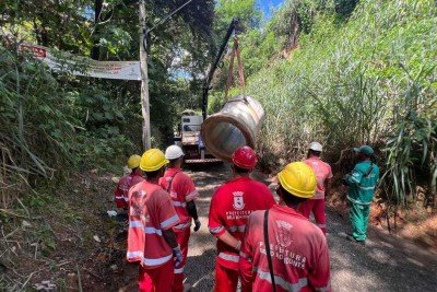 Sob protestos de moradores, rua de BH é interditada por risco geológico -  (crédito: Édesio Ferreira/EM)