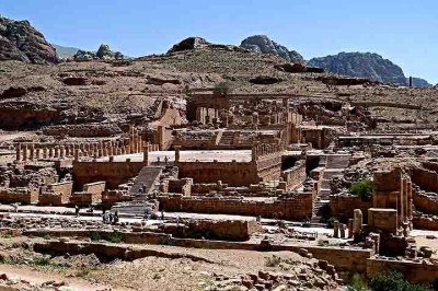  Conhecida como a 'Cidade Rosa', devido à tonalidade rosada de suas rochas de arenito, Petra guarda em suas encostas esculpidas uma história que atravessa milênios.  Situada no coração da Jordânia, Petra é uma das joias arqueológicas mais impressionantes do mundo. -  (crédito: Bernard Gagnon/Wikimédia Commons)