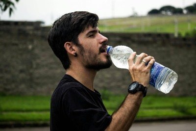 Manter-se hidratado &eacute; essencial para o bom funcionamento do corpo e para evitar os diversos sinais de desidrata&ccedil;&atilde;o. -  (crédito: Pexels)