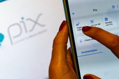Com o Pix enfrentando instabilidade, usu&aacute;rios buscam alternativas para pagamentos e transfer&ecirc;ncias r&aacute;pidas no dia a dia. -  (crédito: Ag&ecirc;ncia Brasil)