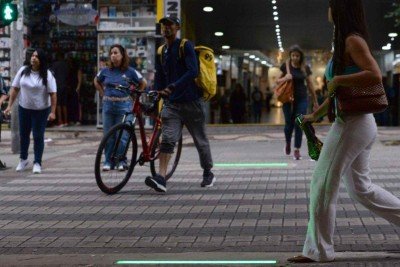 Os painéis de LED semafóricos buscam a redução de acidentes entre pedestres e veículos -  (crédito: Tulio Santos/EM/D.A.Press. Brasil)