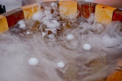 Muito usado para criar efeitos visuais e manter bebidas geladas, o gelo seco chama atenção e faz sucesso em comemorações produzindo uma espécie de 'fumaça branca'. É apenas uma das utilizades desse material versátil e surpreendente.  -  (crédito: Nina Ladygina-Glazounova/Wikimedia Commons)