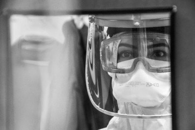 A COVID-19 vitimou diversas personalidades famosas ao redor do mundo desde que a pandemia foi oficialmente declarada pela Organização Mundial da Saúde, também conhecida como OMS, no dia 11 de março de 2020. Considerada uma das pandemias mais letais da história, a doença causou, segundo números oficiais, mais de 7,1 milhões de mortes até março de 2026.
 -  (crédito: Ömer Faruk Y?ld?z/Unsplash)