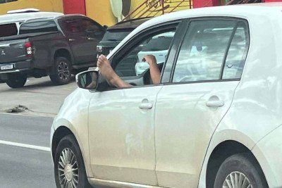 A perna esquerda é usada para acionar a embreagem do automóvel, o que torna a infração ainda mais grave -  (crédito: Edesio Ferreira/E.M/D.A. Press)