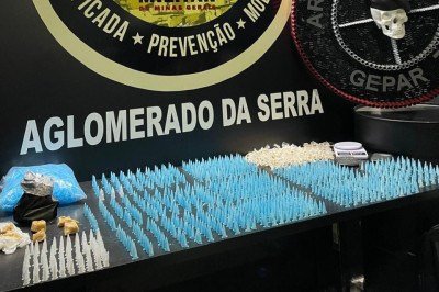 Polícia Militar apreendeu 1 mil pinos de cocaína, 571 pedras de crack, além de drogas não fracionadas e três balanças de precisão -  (crédito: Divulgação/PMMG)