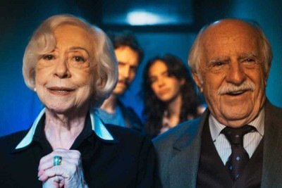 Os bandidos veteranos Marta (Fernanda Montenegro) e Rodolfo (Ary Fontoura) aliciam os assaltantes Sid e Nancy (ao fundo), pap&eacute;is de Vladimir Brichta e Bruna Marquezine



 -  (crédito: Conspira&ccedil;&atilde;o Filmes/divulga&ccedil;&atilde;o)