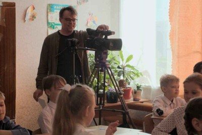 O professor Pavel Talankin, diretor de 'Um Z&eacute; Ningu&eacute;m contra Putin', com sua c&acirc;mera e seus alunos na escola prim&aacute;ria de Karabash

 -  (crédito: Pavel Talankin/divulga&ccedil;&atilde;o)