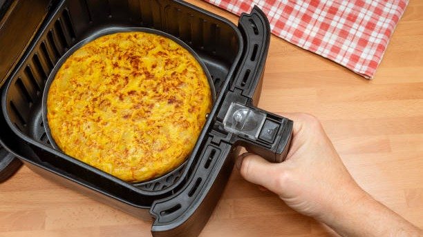Aprenda a preparar ovos na air fryer, incluindo omeletes e fritadas, otimizando o tempo na cozinha com refei&ccedil;&otilde;es pr&aacute;ticas e saud&aacute;veis. -  (crédito: iStock)