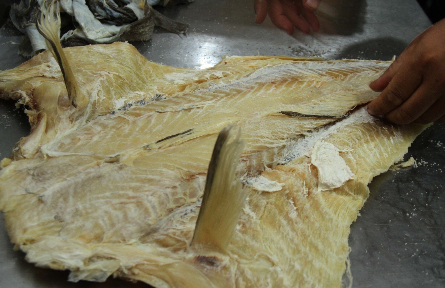 A retirada da pele &eacute; o primeiro passo depois que a caixa &eacute; aberta