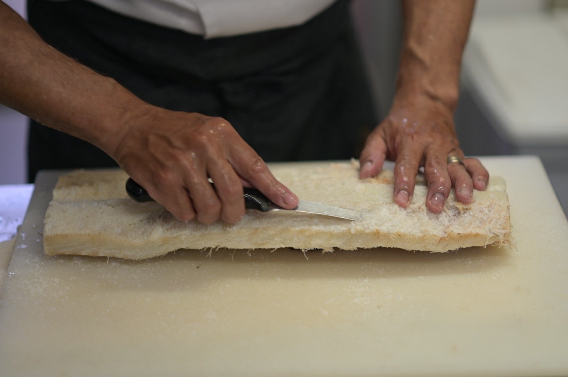 As espinhas do peixe precisam ser retiradas manualmente