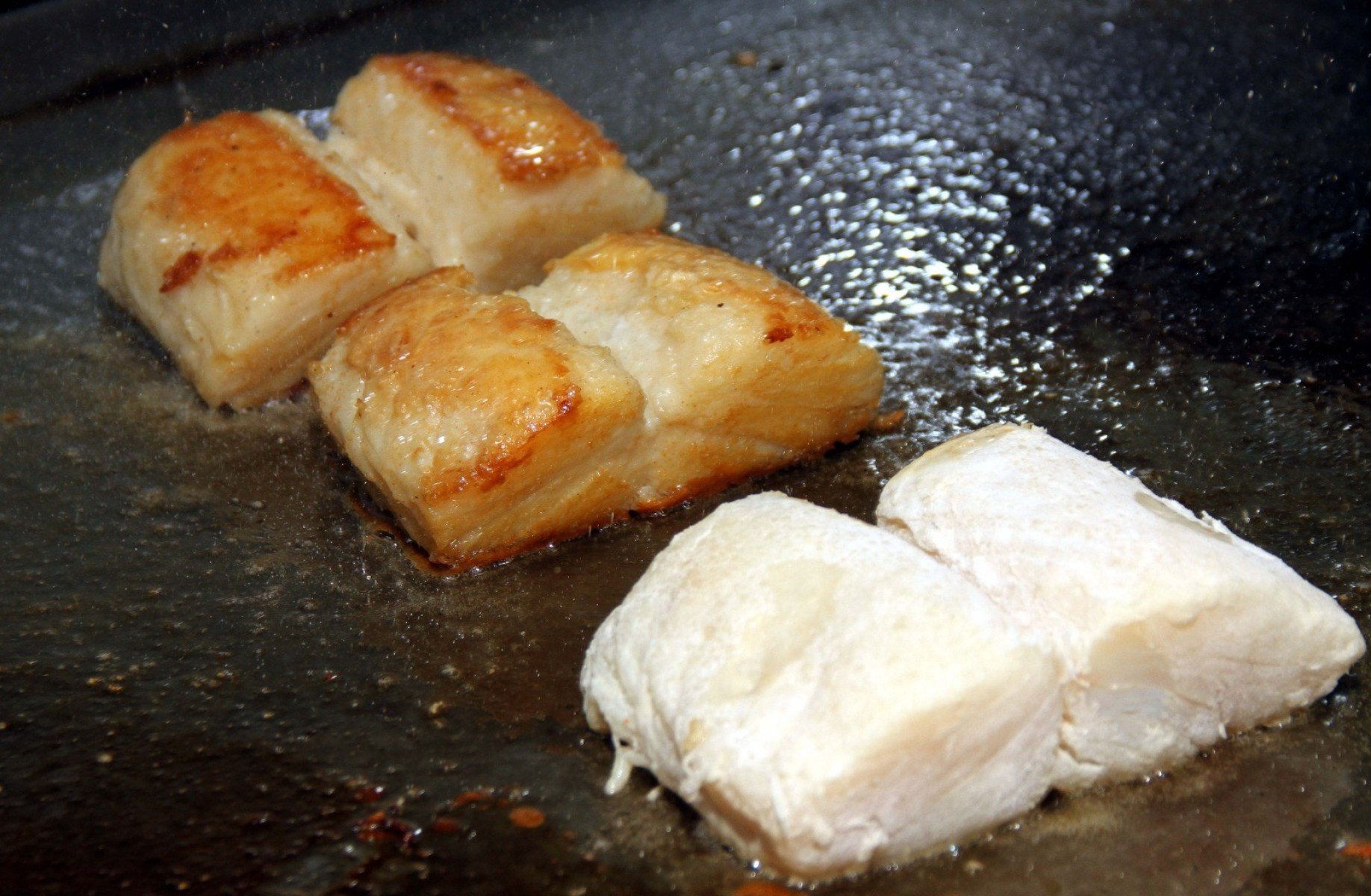 No Restaurante do Porto Sagrada Fam&iacute;lia, as postas s&atilde;o grelhadas na chapa com azeite e &oacute;leo