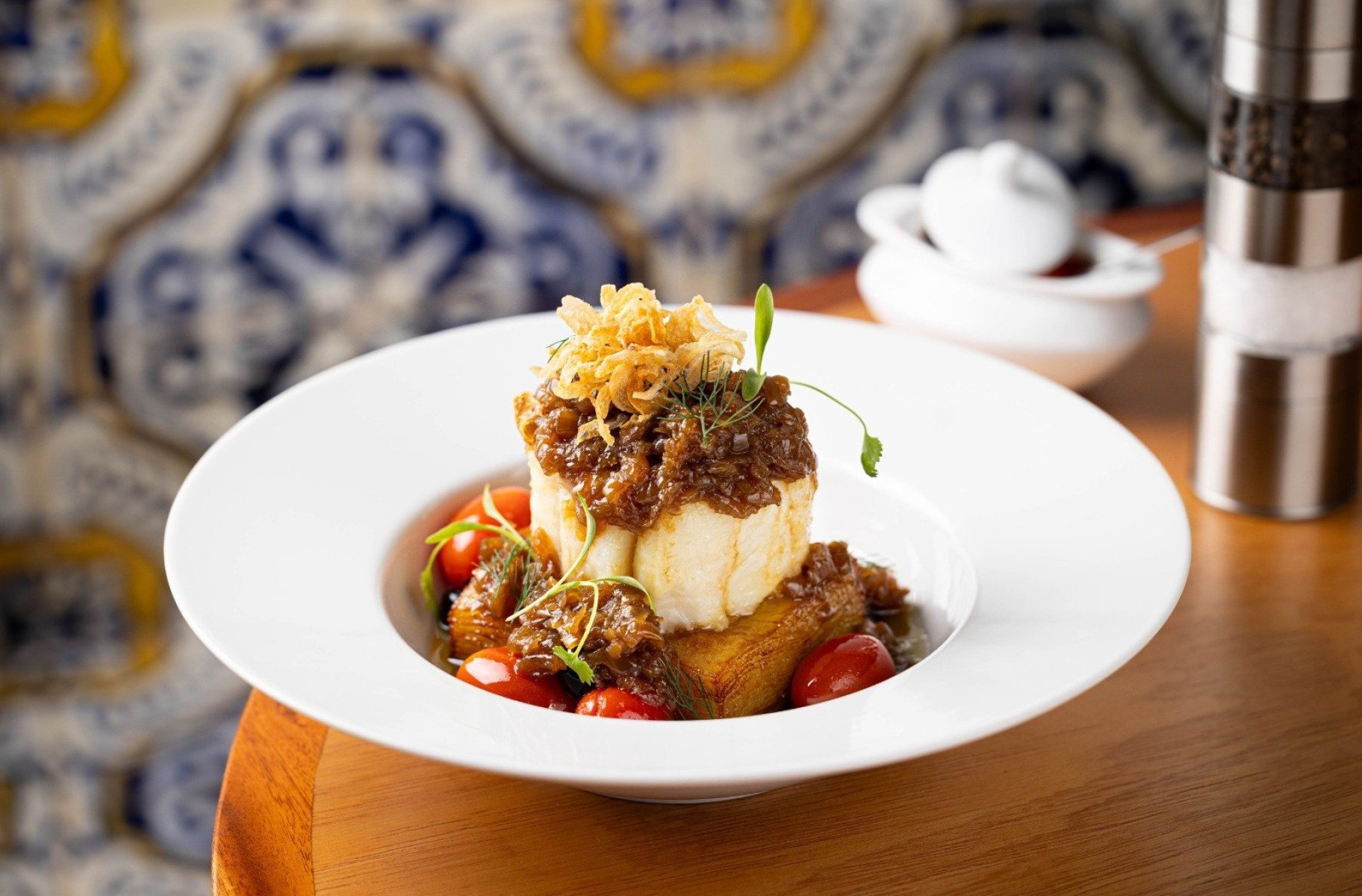 As batatas aparecem em forma de gratin no prato de bacalhau da Casa Calixto