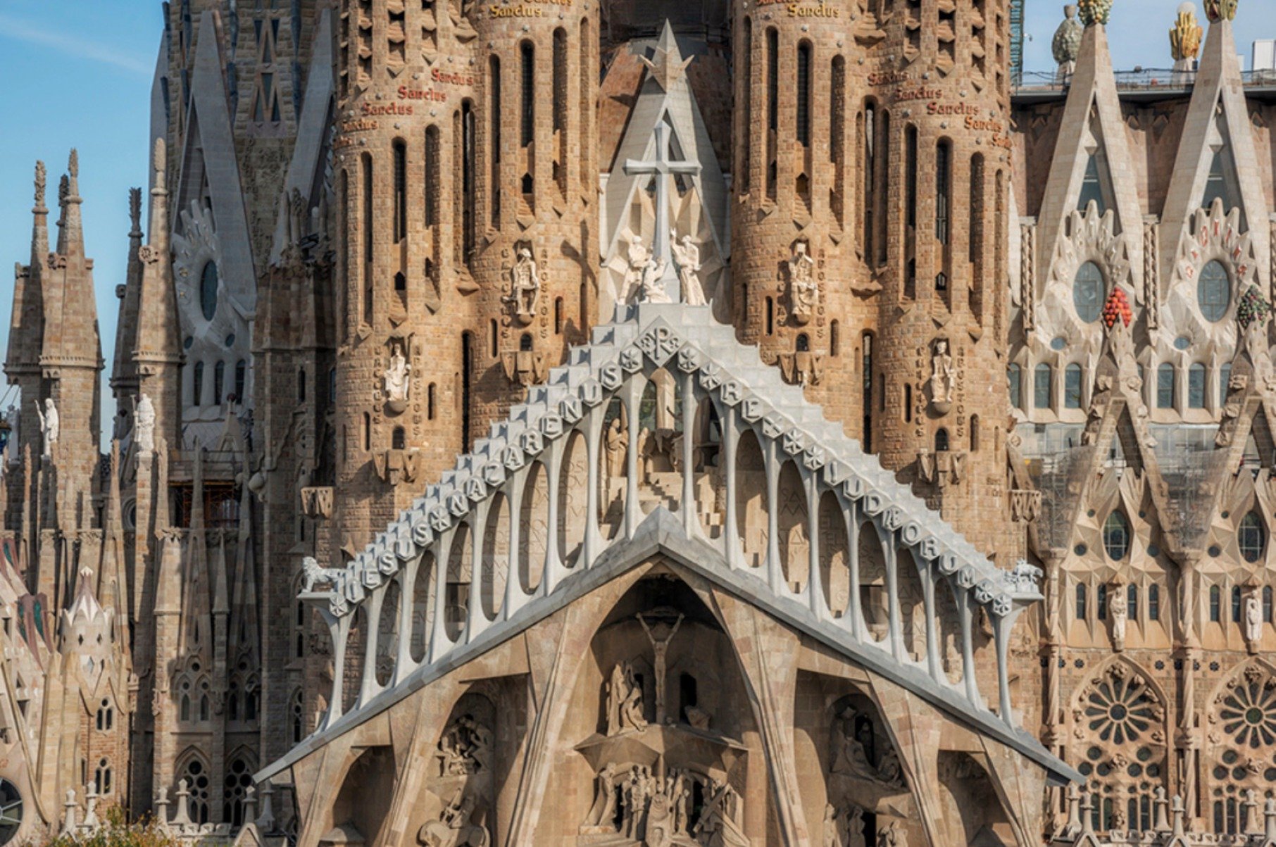 Conclusão de torre na Sagrada Família e centenário da morte de Gaudí marcam a primavera em Barcelona