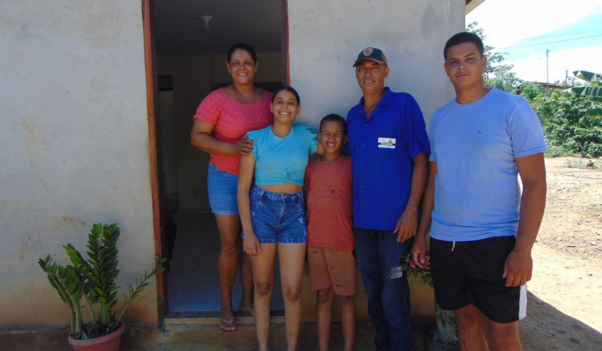Jeremias dos Santos e sua familia. Ele saiu de casa para dar duro no corte de cana. Hoje, &eacute; produtor de cana no Vale do Jequitinhonha