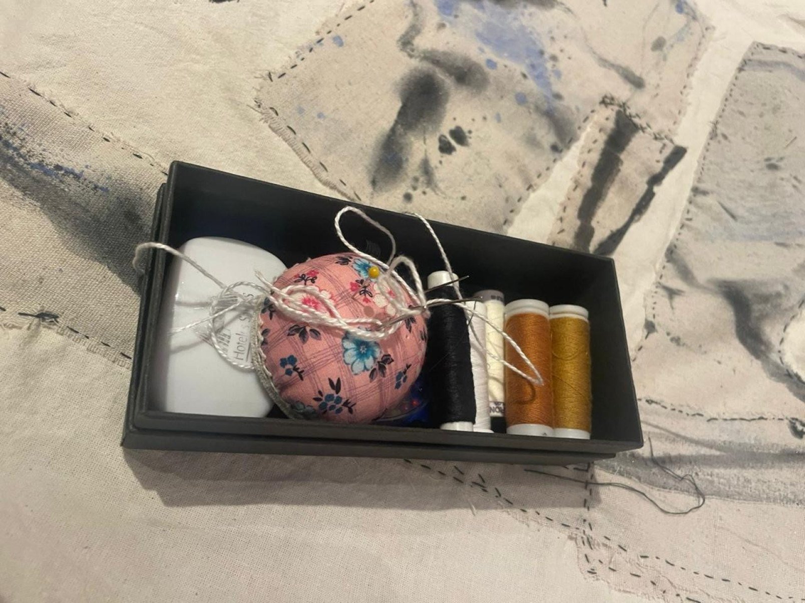 A mostra "Pele e osso" re&uacute;ne trabalhos in&eacute;ditos da artista e marca seu retorno ao Museu da Inconfid&ecirc;ncia, onde realizou a primeira exposi&ccedil;&atilde;o individual, em 1988.-Reprodu&ccedil;&atilde;o