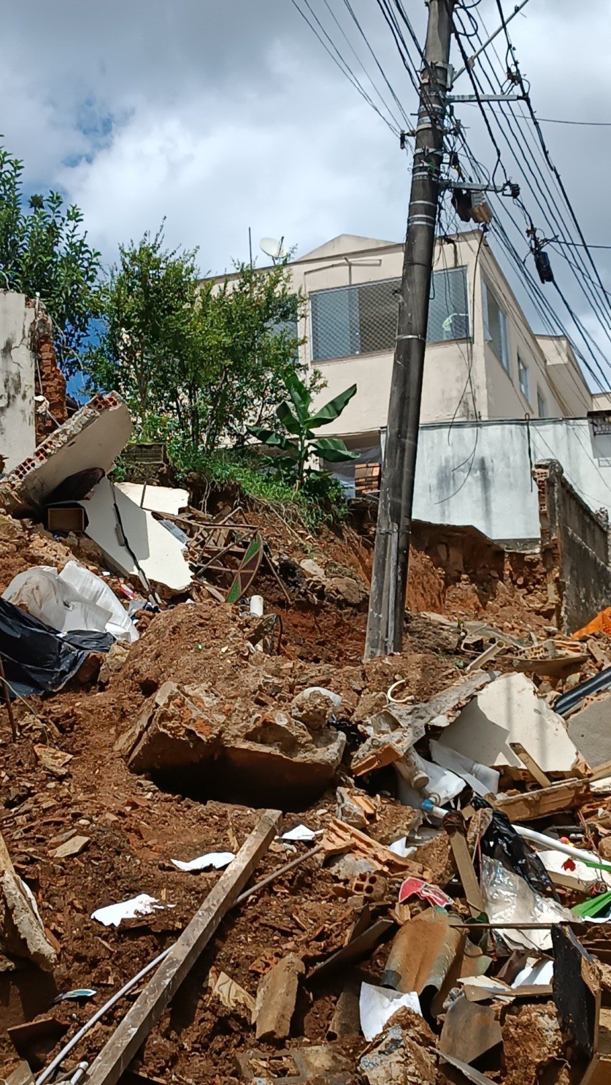 na manh&atilde; desta quarta-feira (25/3), houve um deslizamento de terra, pr&oacute;ximo a um poste da Rua Thereza Moreira Ferreira, Bairro Santa Tereza, na Regi&atilde;o Leste da capital mineira