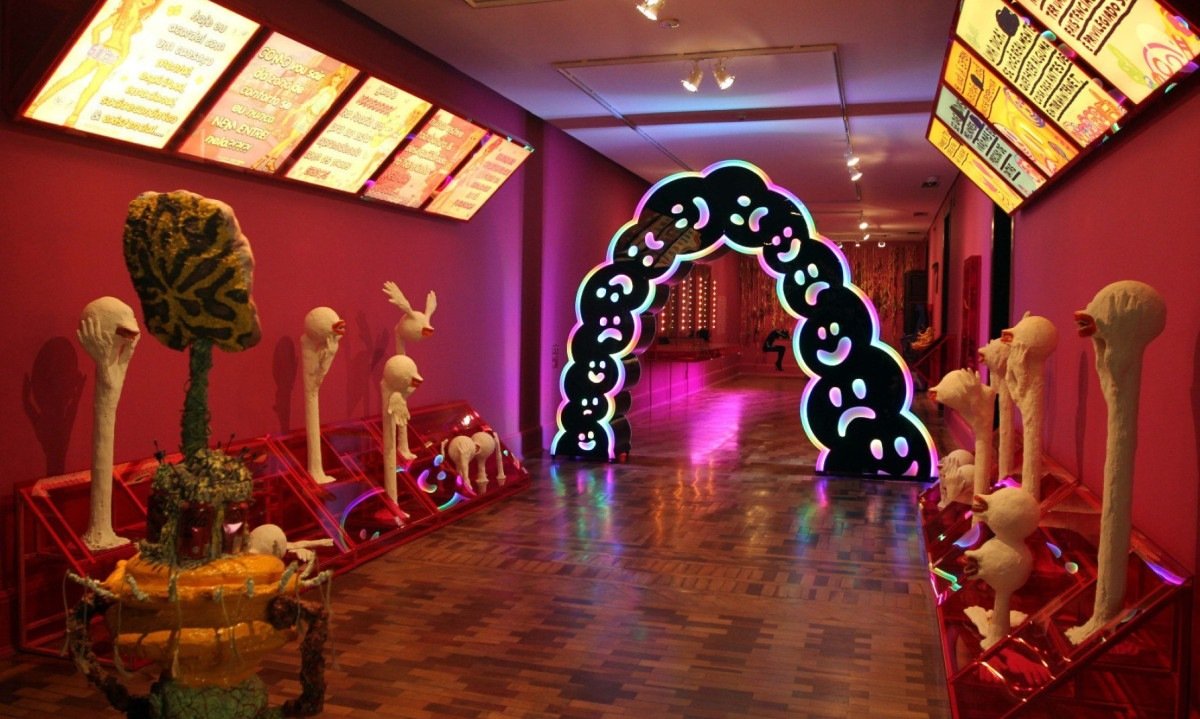 Memes expostos no terceiro andar do Centro Cultural Banco do Brasil em Belo Horizonte