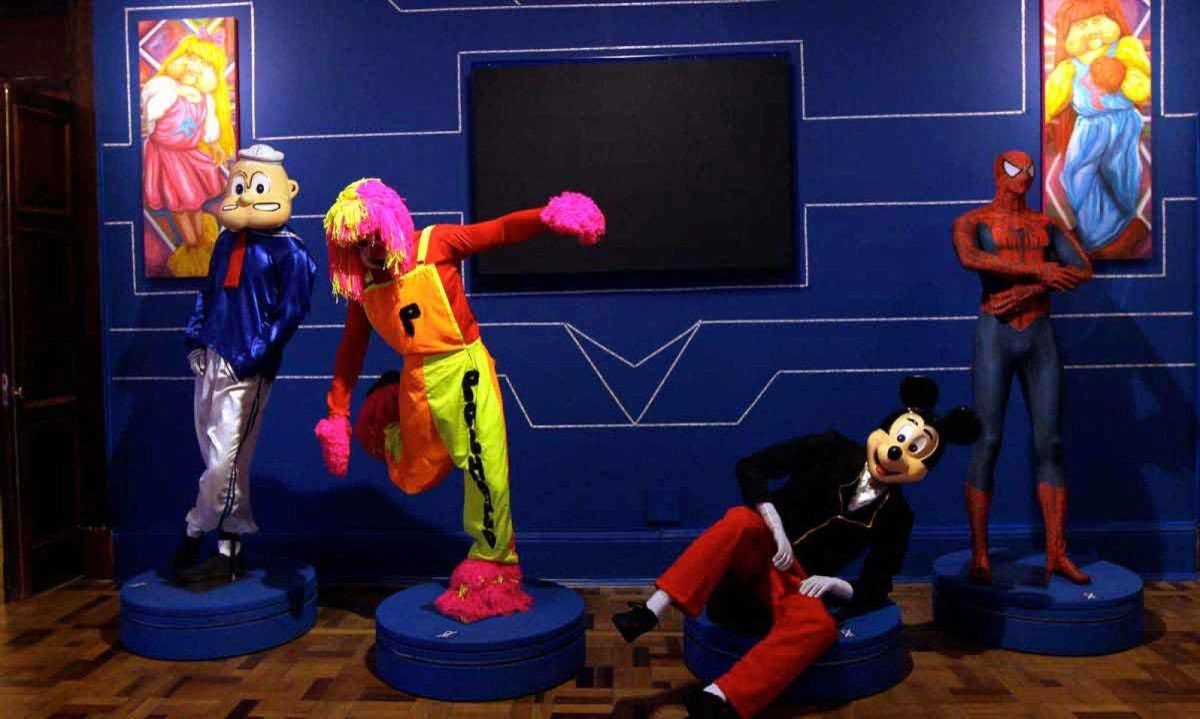 Esculturas do Popeye, Mickey e Homem-Aranha na exposi&ccedil;&atilde;o sobre memes em cartaz no CCBB-BH 