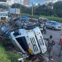 Carreta tomba e interdita via no Anel Rodoviário  - Wellington Barbosa/EM/D.A. PRESS