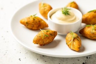 A Casa Calixto serve bolinhos de bacalhau com batata e mandioca -  (crédito: Victor Schwaner/Divulgação)