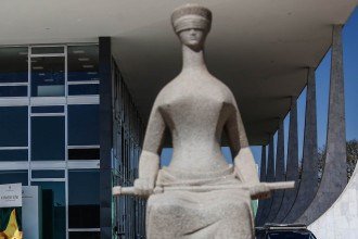 Estátua da Justiça vista em frente ao edifício do Supremo Tribunal Federal (STF) -  (crédito: Gabriela Biló/Folhapress)