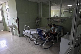 Mãe cuida do filho em centro de cardiologia pediátrica em Havana, em 24 de março de 2026 -  (crédito: YURI CORTEZ / AFP)