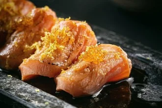 O prato de salm&atilde;o ma&ccedil;aricado do el MAI &eacute; finalizado com ovas de tobiko (peixe-voador) -  (crédito: El Mai/Reprodu&ccedil;&atilde;o Instagram)