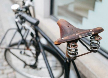 Durante o século 20, especialmente nas décadas de 1950 e 1960, as bicicletas se tornaram extremamente populares em muitas cidades ao redor do mundo, tanto para o transporte diário quanto para o lazer. -  (crédito: freepik)