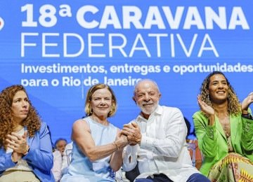 Presidente da. República, Luiz Inácio Lula da Silva, durante cerimônia de Abertura da Caravana Federativa do Rio de Janeiro, no Auditório Caminho Niemeyer. Na foto (da esquerda para a direita): Ministra da Gestão e Inovação em Serviços Públicos, Esther Dweck; Ministra-Chefe da Secretaria de Relações Institucionais da Presidência da República, Gleisi Hoffmann; Presidente da. República, Luiz Inácio Lula da Silva e a Ministra da Igualdade Racial, Anielle Franco. Niterói - RJ. -  (crédito:  Ricardo Stuckert / PR)