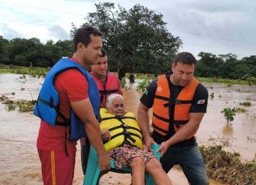 Idosa com pouca mobilidade foi resgatada pelos bombeiros e Defesa Civil depois de ter a casa inundada em S. Francisco -  (crédito: Defesa Civil S. Francisco/divulgação)