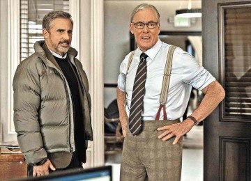 O escritor Greg Russo (Steve Carell) e o reitor Walter Mann (John C. McGinley) formam a divertida dupla de 'Rooster'
 -  (crédito: HBO/divulga&ccedil;&atilde;o)